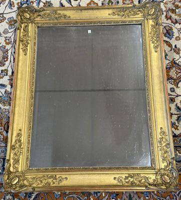 une photo d'un miroir à cadre doré posé sur un tapis