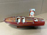 une maquette de bateau en bois exposée sur une table