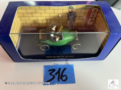 une boîte contenant une petite voiture, posée sur une table