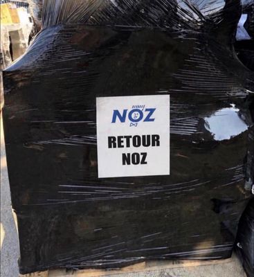 une pancarte sur laquelle est écrit « noz retour noz » à l'arrière d'une moto