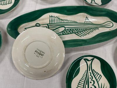 un grand nombre d'assiettes sur une table