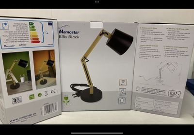 une boîte sur laquelle est posée une lampe, posée sur une table