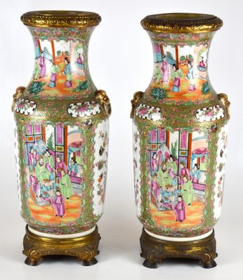 une paire de vases chinois anciens posés sur des socles, sur un fond blanc