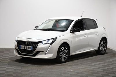 une voiture blanche est garée dans une pièce au sol à carreaux