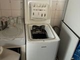 une petite cuisine équipée d'un lave-linge et d'un évier