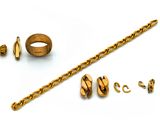 un bracelet en or, une bague et d'autres bijoux posés sur un fond blanc