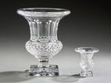 deux vases en verre posés l'un à côté de l'autre sur une table