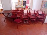 de nombreuses chaises rouges et une table dans une pièce