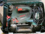 une boîte contenant une perceuse filaire et un cordon d'alimentation