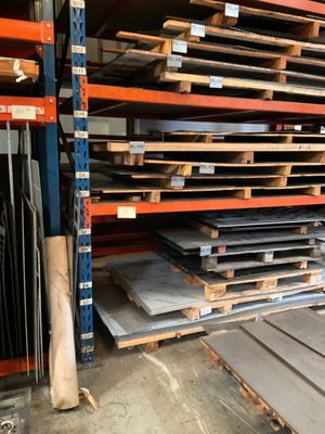 une grande pile d'étagères dans un entrepôt, composée de nombreux types de bois différents