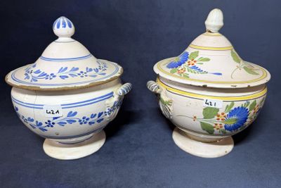deux bols avec leurs couvercles, posés sur une table