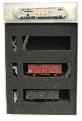 une image représentant un train miniature dans une boîte en plastique