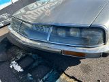 une voiture argentée garée sur le parking