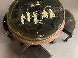 une table noire ornée d'un motif noir et or
