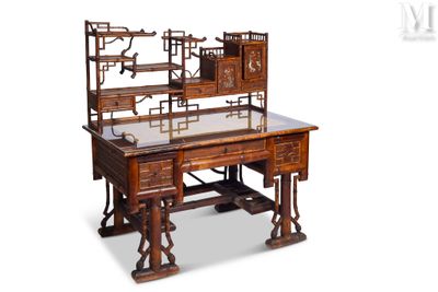 un bureau en bois surmonté d'un miroir