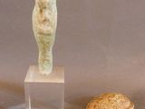 une photo représentant une statue de femme et une boîte de nourriture