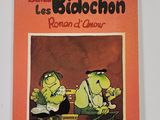 un livre orange sur lequel figure l'image d'un homme et d'une femme assis sur un banc