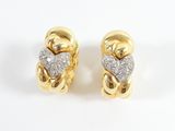 une paire de boucles d'oreilles en or jaune et diamants sur fond blanc