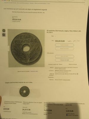 une personne tenant un morceau de papier sur lequel repose une pièce de monnaie