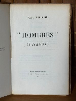 un livre ouvert sur une étagère, à côté d'une pile de livres