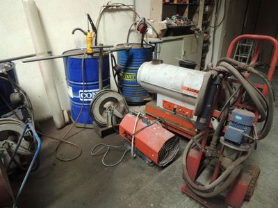 beaucoup d'outils et de matériel dans un garage