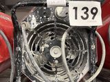 une borne d'incendie rouge et une borne d'incendie rouge sur l'étagère