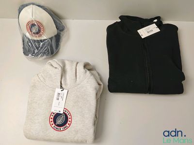 un chapeau, un sweat-shirt et d'autres objets posés sur une table