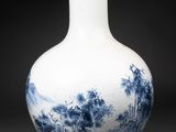 un vase bleu et blanc posé sur une table