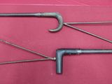 deux vieux outils posés sur une surface rose
