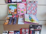une boîte remplie de fournitures scolaires posée par terre