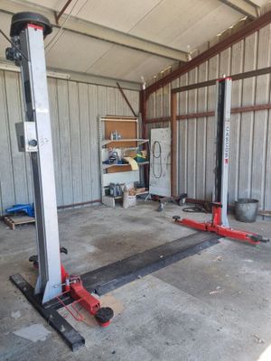 un garage avec deux crics au milieu