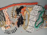 de nombreux colliers et bracelets disposés sur une table