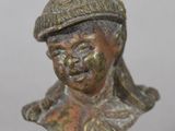 buste en bronze représentant un homme coiffé d'un chapeau et d'un oiseau sur la tête