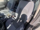 l'intérieur d'une voiture avec les sièges avant rabattus et le siège conducteur rabattu