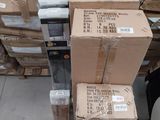 de nombreuses boîtes de papier toilette empilées les unes sur les autres