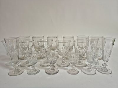 J/ Lot de verres anciens dont 6 verres chiffrés, 2 verres à …