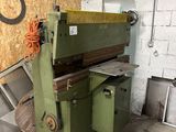 une machine qui se trouve à l'intérieur d'un bâtiment