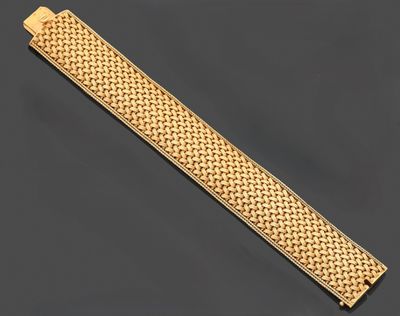 un bracelet en or 18 carats au motif tressé