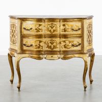 Commode à deux tiroirs, en bois doré et patiné. (photo 2)