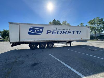Le camion est garé sur le parking, sous un soleil radieux.