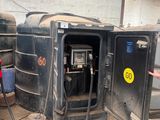 un homme qui se tient à côté d'une vieille machine