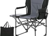 un gros plan d'une chaise pliante avec un sac fourre-tout