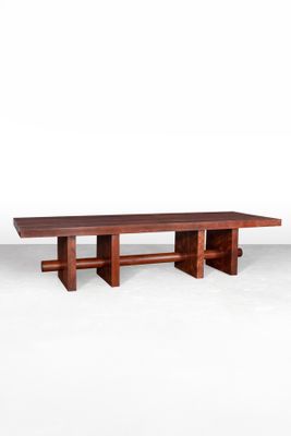 une image d'une table en bois sur fond blanc