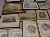 de nombreux cadres posés sur une table sur laquelle se trouvent des photos