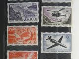 une photo d'une collection de timbres exposée