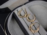 deux paires de boucles d'oreilles créoles en or dans un étui