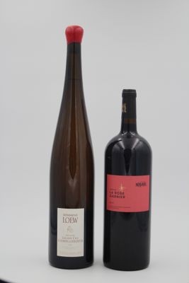 deux bouteilles de vin posées l'une à côté de l'autre sur une table