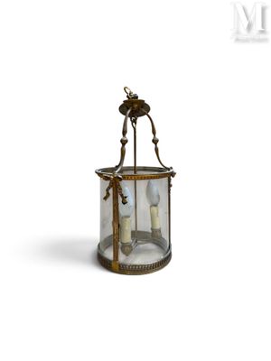 une petite lanterne en verre contenant deux bougies