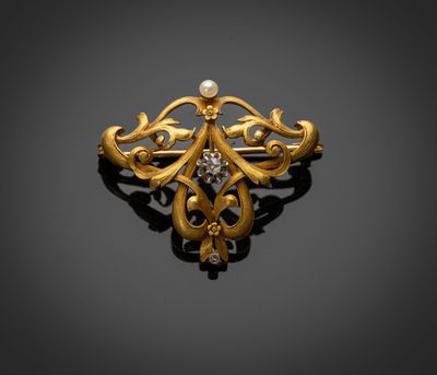 une broche en or et diamants
