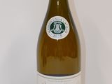 une bouteille de vin posée sur une table